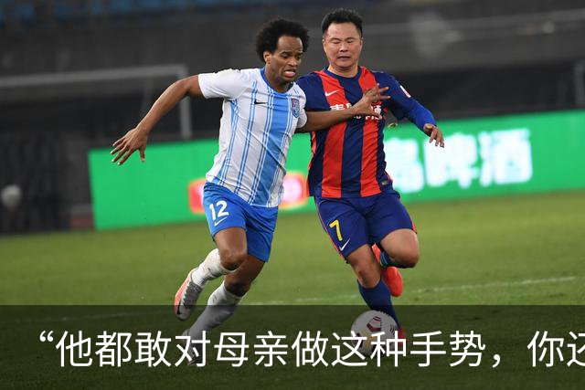“他都敢对母亲做这种手势，你还能忍？”一段儿子要钱视频，诠释家教的重要